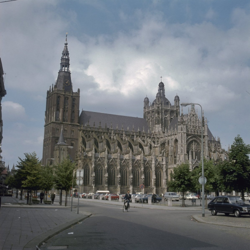 Overzicht_van_de_zuidwestgevel_met_kerktoren_-_'s-Hertogenbosch_-_20381297_-_RCE.jpg