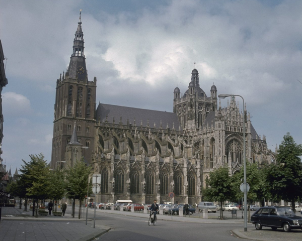 Overzicht_van_de_zuidwestgevel_met_kerktoren_-_'s-Hertogenbosch_-_20381297_-_RCE.jpg
