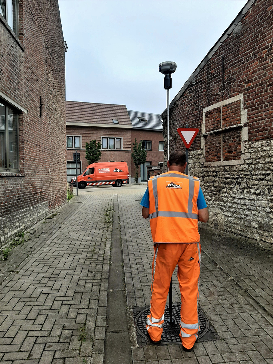 M.J. Oomen put inspectie België Hoegaarden.jpg